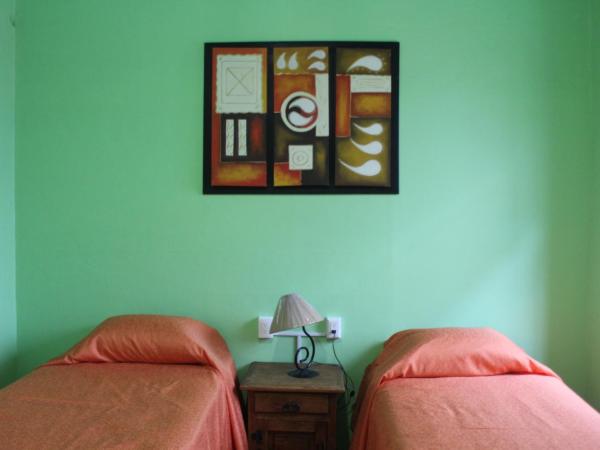 Hostal don Felipe : photo 1 de la chambre chambre lits jumeaux avec salle de bains commune