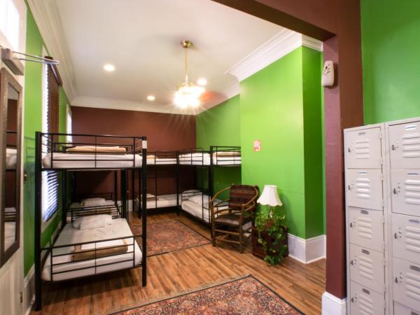 HOSTEL Auberge NOLA : photo 1 de la chambre lit dans dortoir mixte de 10 lits