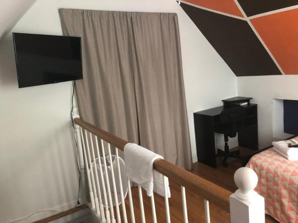 Hollywood Rentals LLC : photo 6 de la chambre chambre double avec salle de bains commune