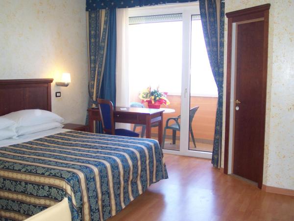 Hotel Alexander Resort : photo 7 de la chambre chambre quadruple avec balcon