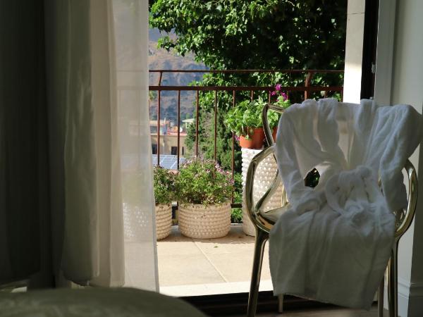 CiuriTaormina Maison de Charme : photo 5 de la chambre chambre double deluxe avec balcon
