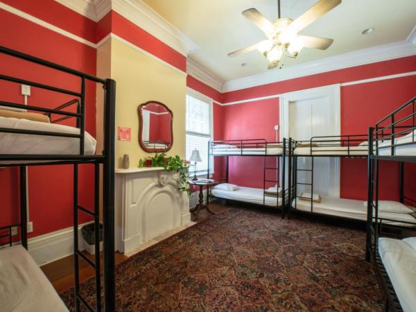 HOSTEL Auberge NOLA : photo 2 de la chambre lit dans dortoir mixte de 8 lits