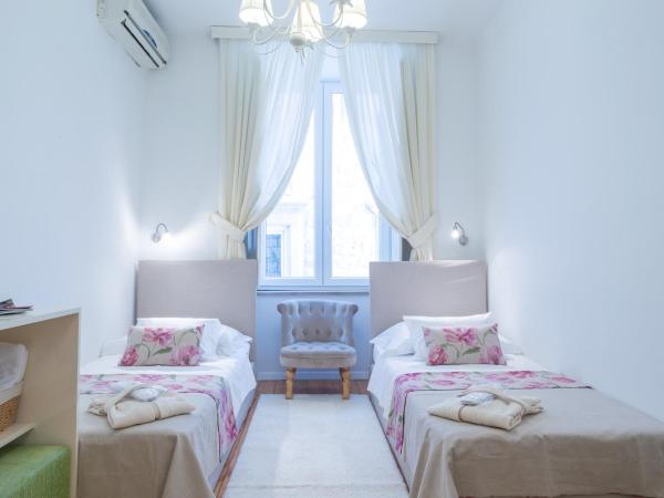 Guest House Flores : photo 3 de la chambre chambre double ou lits jumeaux avec salle de bains privative externe