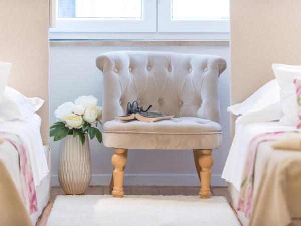 Guest House Flores : photo 9 de la chambre chambre double ou lits jumeaux avec salle de bains privative externe