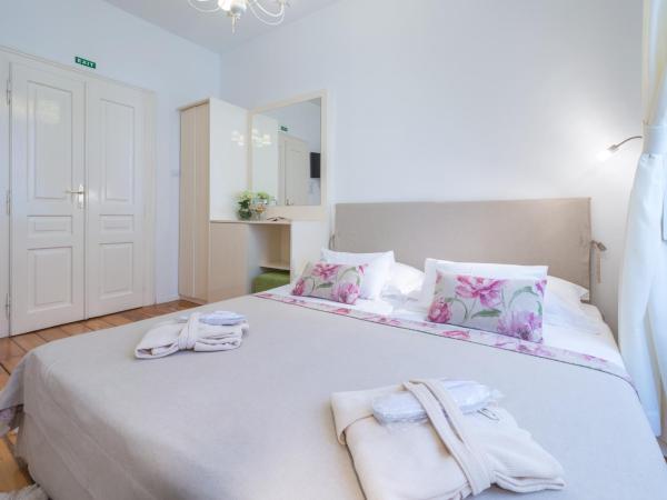 Guest House Flores : photo 7 de la chambre chambre double ou lits jumeaux avec salle de bains privative externe