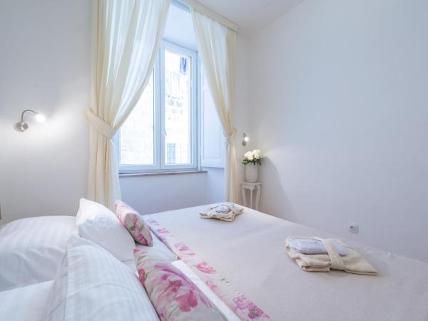 Guest House Flores : photo 6 de la chambre chambre double ou lits jumeaux avec salle de bains privative externe