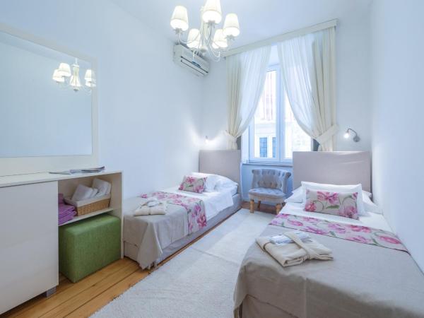 Guest House Flores : photo 4 de la chambre chambre double ou lits jumeaux avec salle de bains privative externe