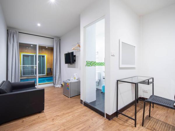 Resort V - MRT Huai Khwang : photo 5 de la chambre chambre simple - vue sur piscine