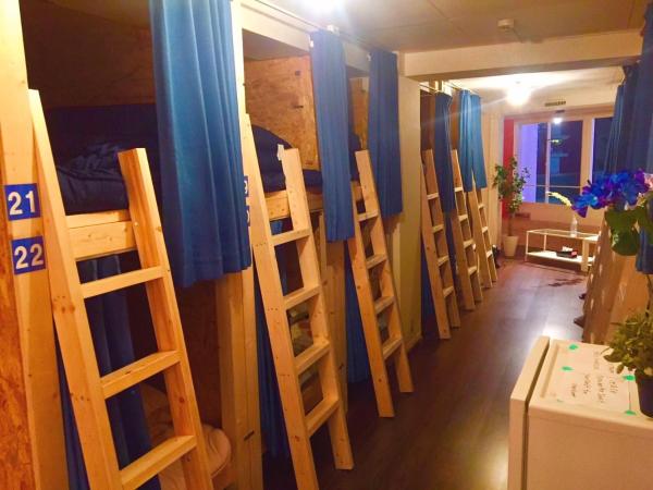 Cloud Sharing Hotel Hakata 1 : photo 1 de la chambre lit simple dans dortoir mixte