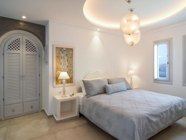 Santorini Secret Premium : photo 5 de la chambre suite maisonnette avec jacuzzi extérieur - vue sur caldera