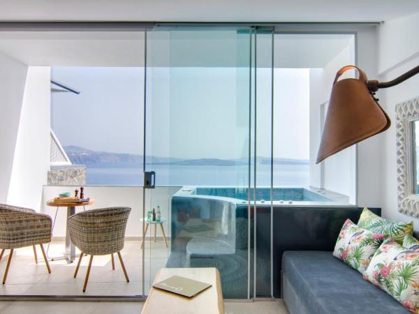 Santorini Secret Premium : photo 9 de la chambre suite maisonnette avec jacuzzi extérieur - vue sur caldera