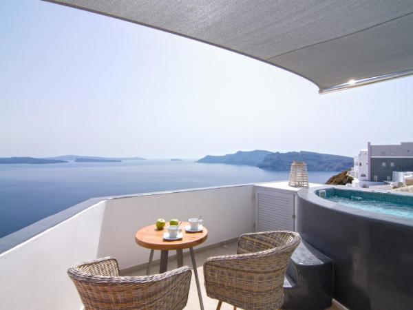 Santorini Secret Premium : photo 1 de la chambre suite principale avec jacuzzi extérieur - vue sur caldeira