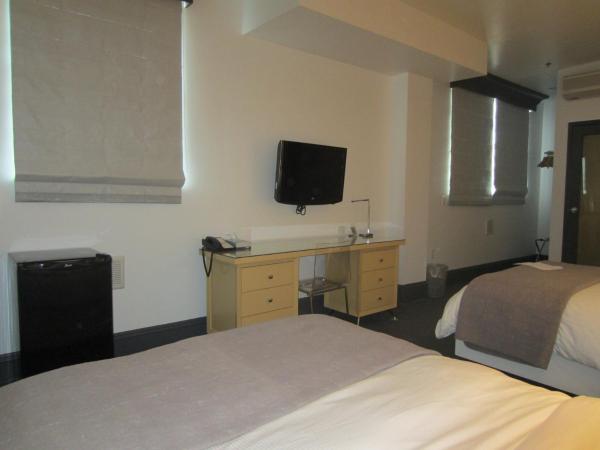 La Pensione Hotel : photo 1 de la chambre chambre avec 2 lits queen-size - accessible aux personnes à mobilité réduite