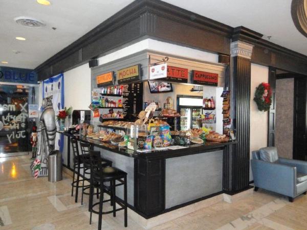 Oceanview on SAND located in Ocean Manor Resort Fort Lauderdale Beach 2 bed 2 bath spacious corner unit partial ocean view : photo 7 de la chambre appartement - vue sur mer