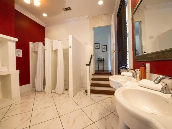 HOSTEL Auberge NOLA : photo 1 de la chambre lit dans dortoir mixte de 8 lits