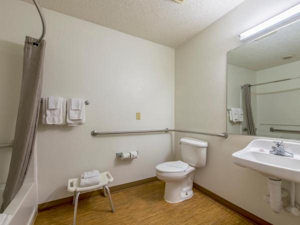 Motel 6 Indianapolis North : photo 7 de la chambre chambre lit queen-size accessible aux personnes à mobilité réduite - non-fumeurs