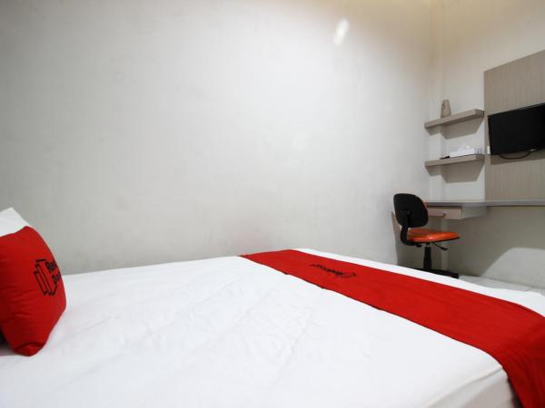 RedDoorz Plus near UPN Jogjakarta 2 : photo 3 de la chambre chambre double