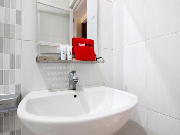 RedDoorz Plus near UPN Jogjakarta 2 : photo 5 de la chambre chambre double