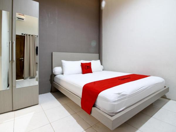 RedDoorz Plus near UPN Jogjakarta 2 : photo 6 de la chambre chambre double