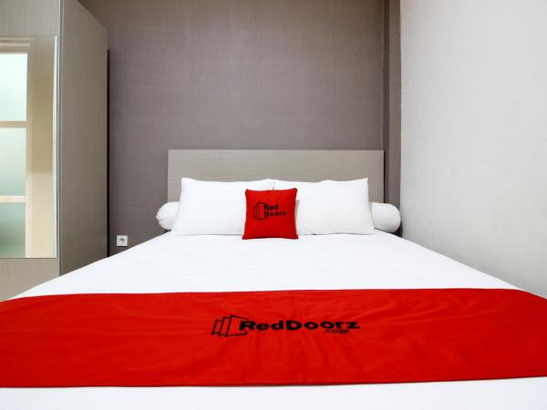 RedDoorz Plus near UPN Jogjakarta 2 : photo 7 de la chambre chambre double