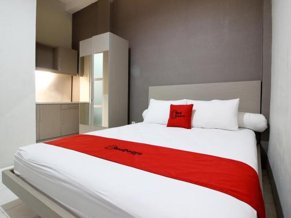 RedDoorz Plus near UPN Jogjakarta 2 : photo 8 de la chambre chambre double