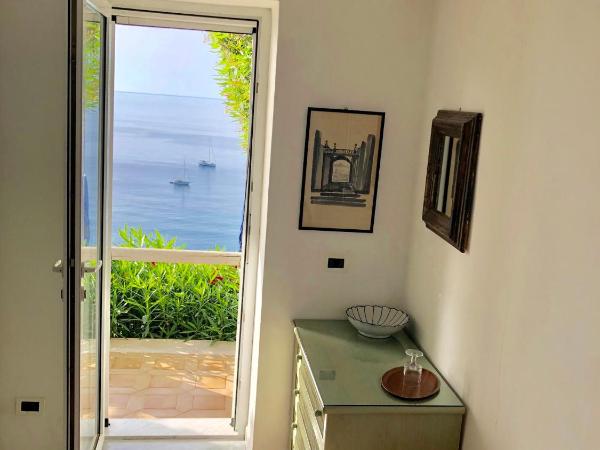 Hotel Casa Sofia : photo 5 de la chambre chambre meublée simplement - terrasse et vue sur mer