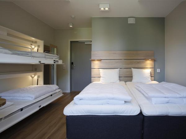 Kvibergs Vandrarhem - Hostel : photo 2 de la chambre chambre quadruple avec salle de bains