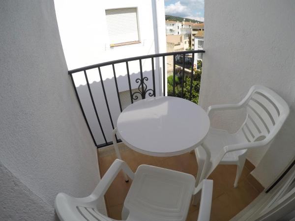 Hostal Mediterráneo : photo 7 de la chambre chambre double ou lits jumeaux supérieure avec balcon