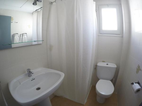 Hostal Mediterráneo : photo 9 de la chambre chambre double ou lits jumeaux supérieure avec balcon