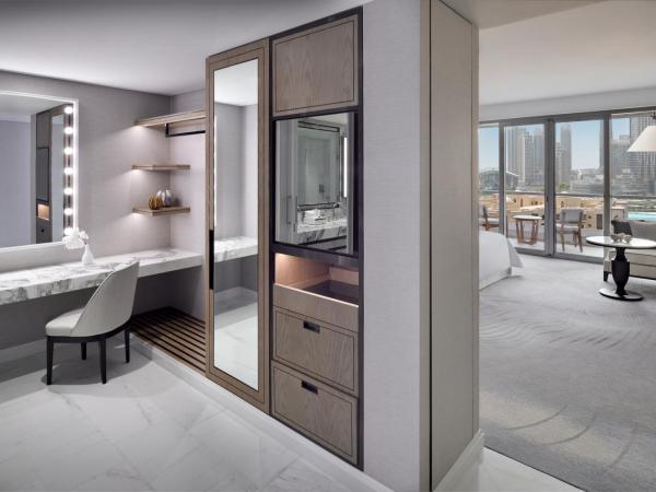 Address Downtown : photo 4 de la chambre chambre club - accès au salon - balcon - vue burj khalifa et fontaine