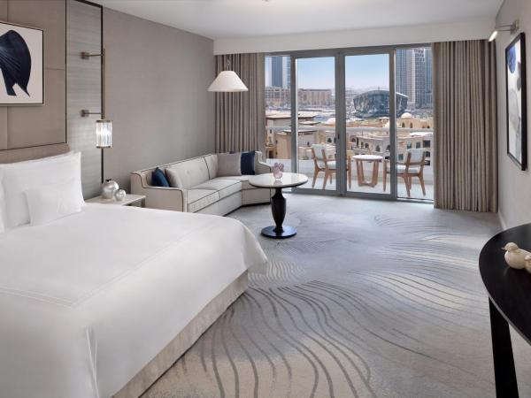 Address Downtown : photo 3 de la chambre chambre club - accès au salon - balcon - vue burj khalifa et fontaine