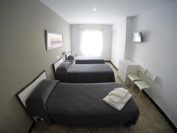 Hostal Mediterráneo : photo 2 de la chambre chambre triple standard