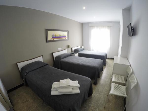 Hostal Mediterráneo : photo 8 de la chambre chambre triple standard