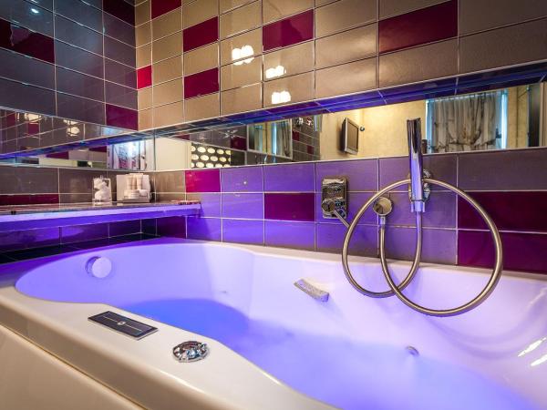 Apostrophe Hôtel : photo 8 de la chambre chambre double balneo avec baignoire de chromothérapie