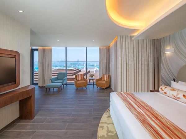 The Retreat Palm Dubai MGallery by Sofitel : photo 1 de la chambre suite lit king-size penthouse avec toit-terrasse - vue sur mer et palm - accès au salon club/plage