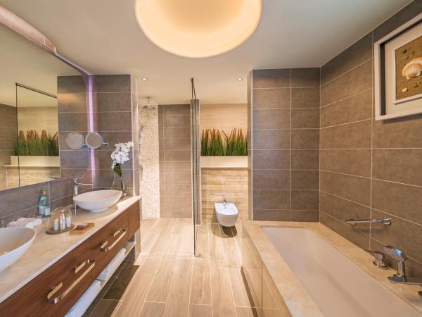 The Retreat Palm Dubai MGallery by Sofitel : photo 3 de la chambre suite lit king-size penthouse avec toit-terrasse - vue sur mer et palm - accès au salon club/plage