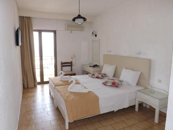 Dimitra Hotel : photo 6 de la chambre chambre double ou lits jumeaux - vue partielle sur mer