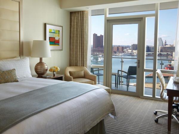 Four Seasons Baltimore : photo 1 de la chambre chambre lit king-size avec balcon - vue sur port
