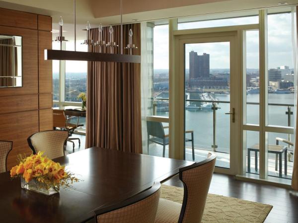 Four Seasons Baltimore : photo 2 de la chambre suite lit king-size amiral