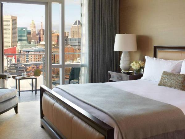 Four Seasons Baltimore : photo 2 de la chambre chambre lit king-size avec balcon - vue sur ville