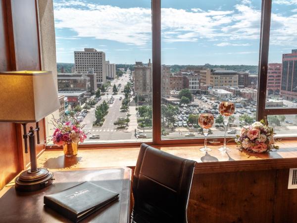 The Antlers, A Wyndham Hotel : photo 5 de la chambre chambre lit king-size - vue sur ville