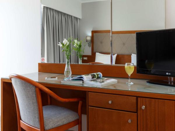 Best Western Plus Hotel Plaza : photo 5 de la chambre chambre double avec lit queen-size - non-fumeurs - vue sur ville