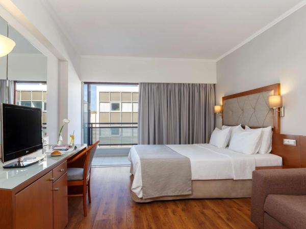 Best Western Plus Hotel Plaza : photo 1 de la chambre chambre double avec lit queen-size - non-fumeurs - vue sur ville