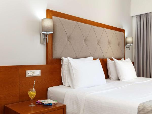 Best Western Plus Hotel Plaza : photo 2 de la chambre chambre double avec lit queen-size - non-fumeurs - vue sur ville