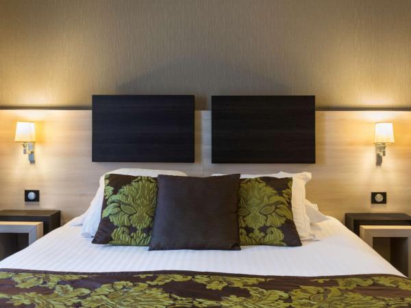 Best Western Plus Richelieu : photo 1 de la chambre suite lit king-size avec baignoire et canapé-lit