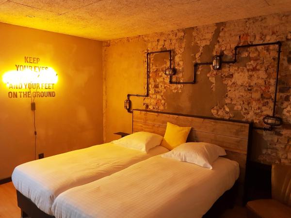 Upstairs Hotel : photo 9 de la chambre chambre moyenne