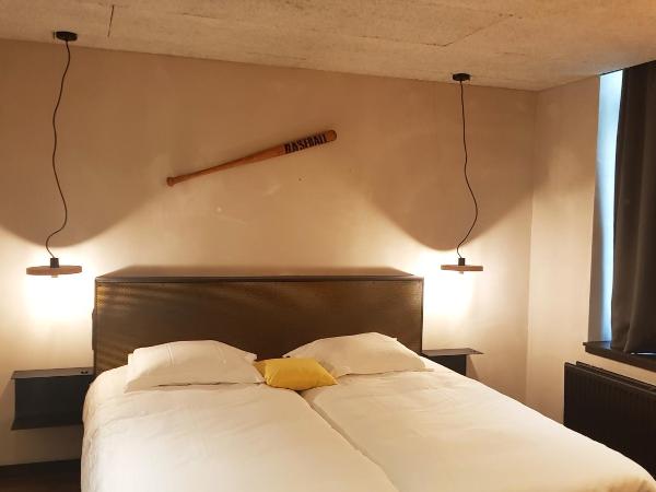 Upstairs Hotel : photo 10 de la chambre chambre moyenne