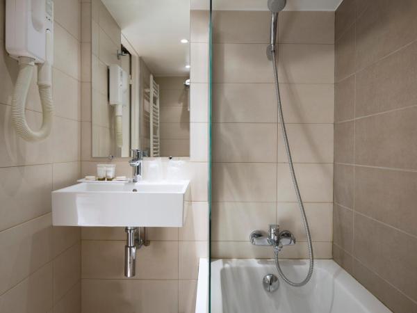 Hôtel Le Compostelle : photo 3 de la chambre chambre double avec baignoire