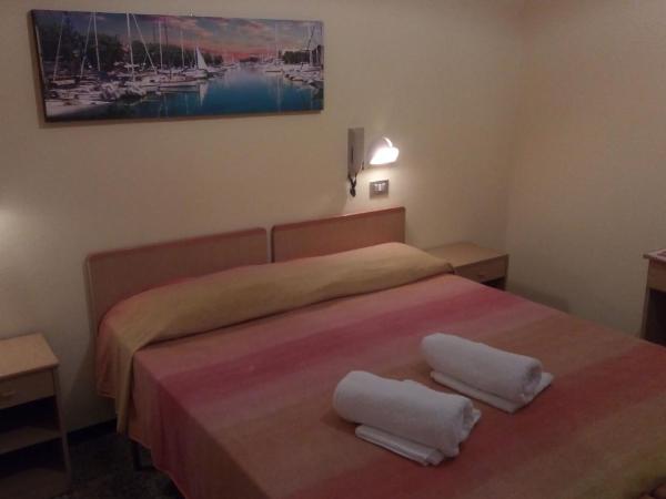 Hotel Carmen Viserba : photo 6 de la chambre chambre double ou lits jumeaux avec salle de bains