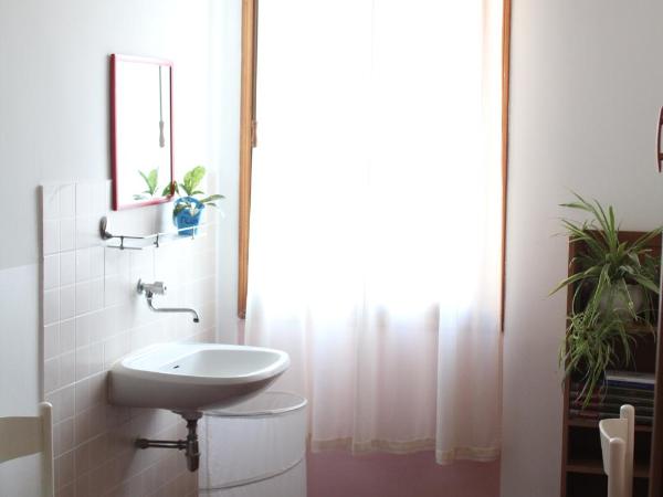 Ostello Domus Civica : photo 3 de la chambre chambre simple avec salle de bains commune